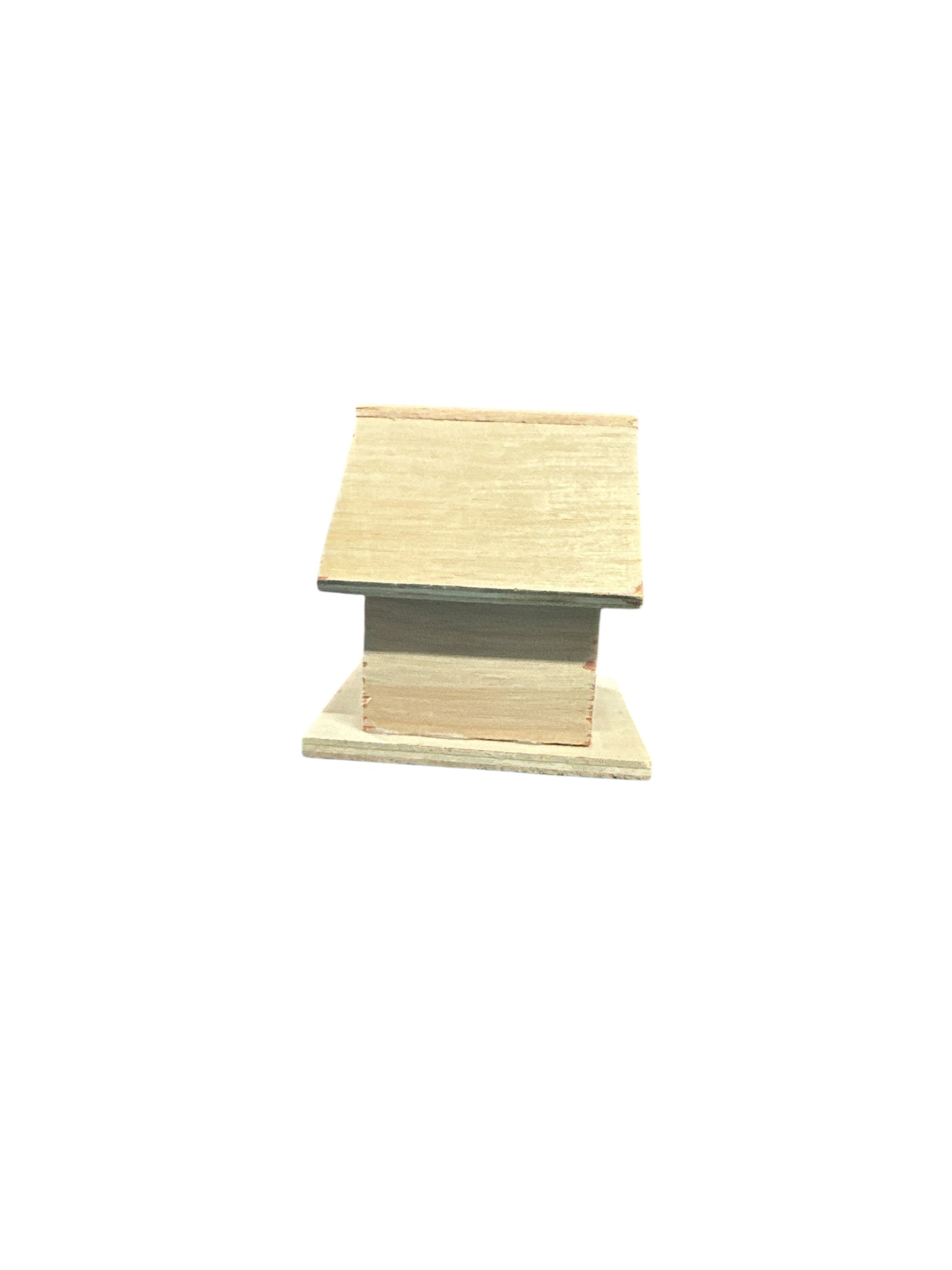 Casa de madera pequeña 3”H x 3”W
