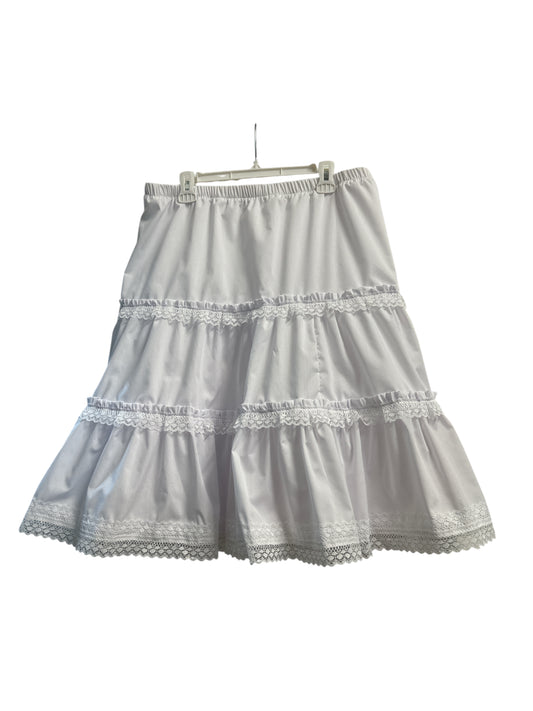 White Skirt/ Saya Blanca