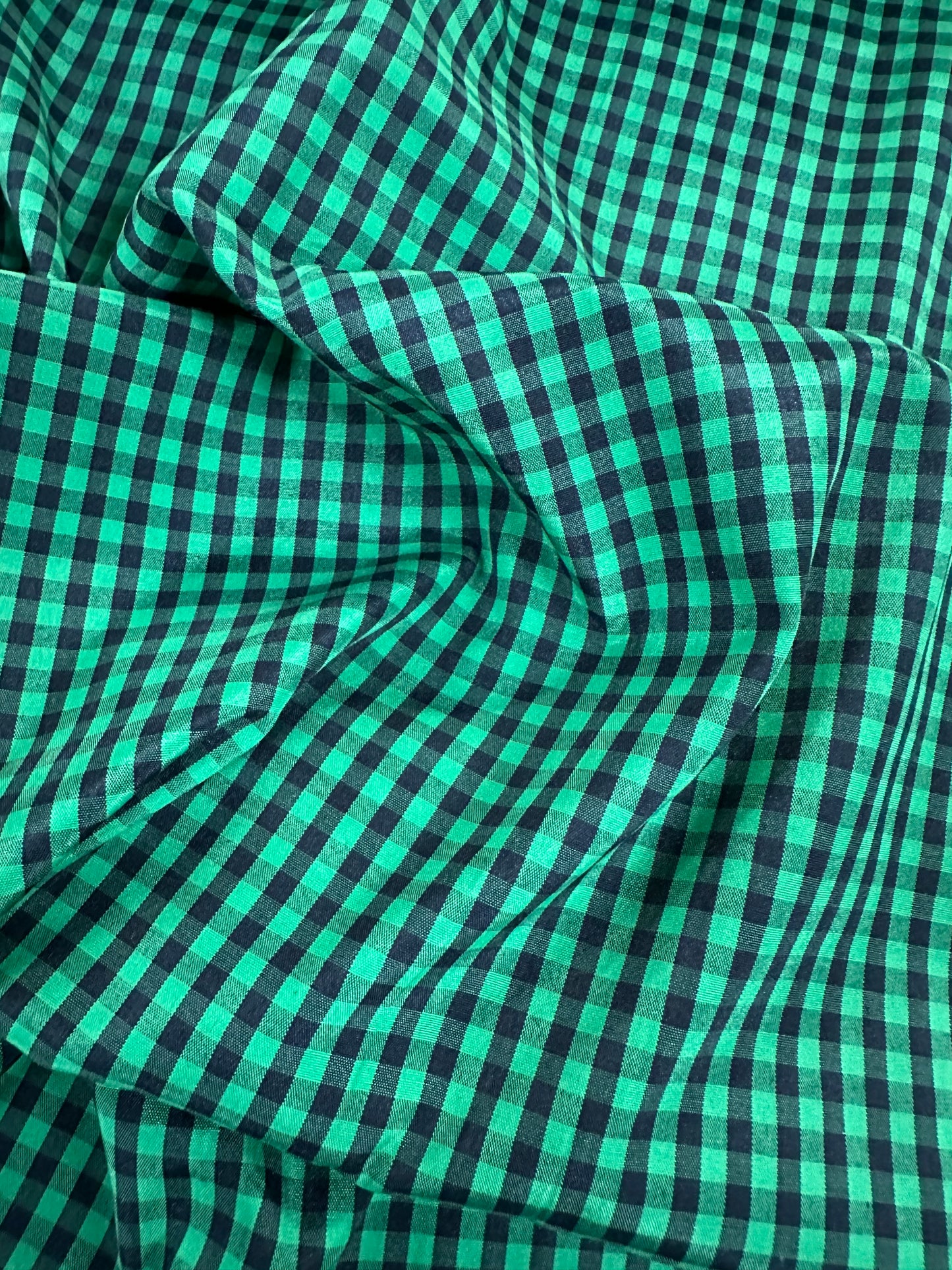 Black and Green Gingham Fabric/ Tela Guinga negra y verde